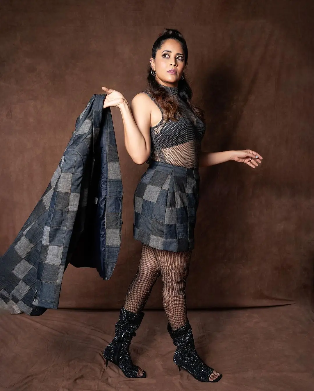 ANASUYA BHARADWAJ PHOTOSHOOT LONG LEGS SHOW IN BLACK SHORT SKIRT TOP 7